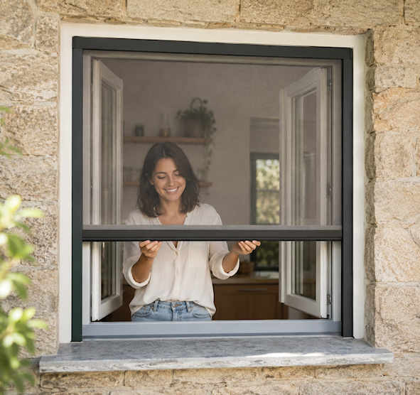 Moustiquaire enroulable posée sur une maison en rénovation